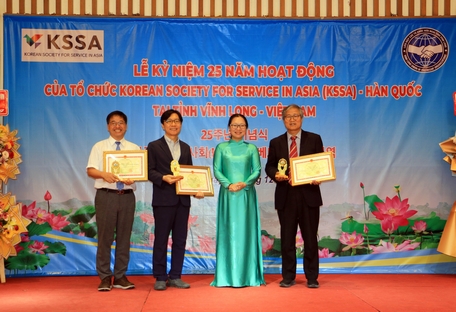 Phó Chủ tịch UBND tỉnh- Nguyễn Thị Quyên Thanh tặng bằng khen cho tổ chức phi chính phủ nước ngoài có nhiều đóng góp tại tỉnh Vĩnh Long. 