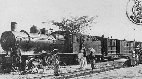Cơn bão mạnh đến độ quật ngã một đoàn tàu của tuyến đường sắt Sài Gòn- Mỹ Tho. Ảnh: TL