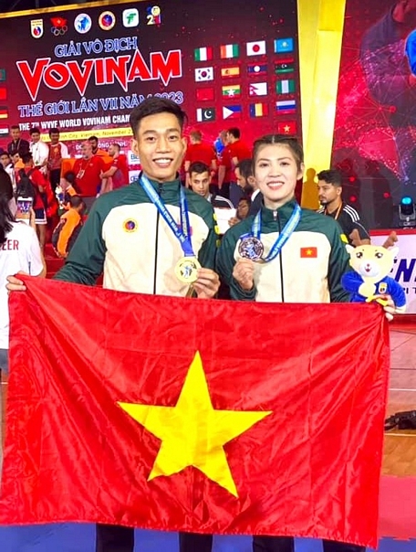 2 VĐV Nguyễn Đạt Duy Long, Hàng Thị Diểm My bên tấm HCV và tấm HCB danh giá tại Giải Vô địch vovinam thế giới lần VII/2023.