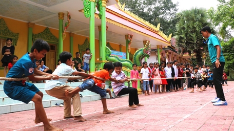 Các em nhỏ vui chơi hoạt động thể thao mừng lễ Sel Dolta tại chùa Kỳ Son (xã Loan Mỹ, huyện Tam Bình).