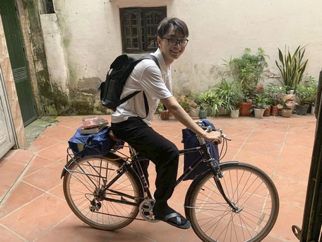 Trên chiếc xe đạp, Hải Đăng rong ruổi trên con đường ở Hà Nội xin sách cho các em nhỏ. 