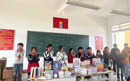 Niềm vui cùng sách của các em học sinh Trường THCS Phan Si Păng (Lào Cai).