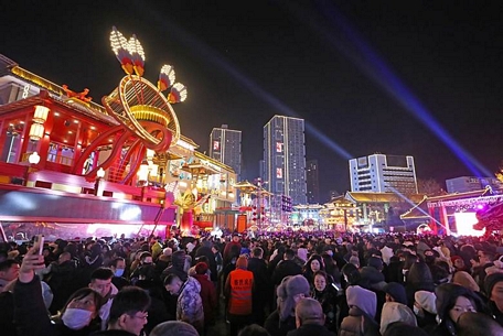 Người dân Trung Quốc đi chơi trong ngày 10/2, tức mùng 1 Tết Giáp Thìn 2024 tại thành phố Thẩm Dương, tỉnh Liêu Ninh. (Ảnh: Tân Hoa xã)