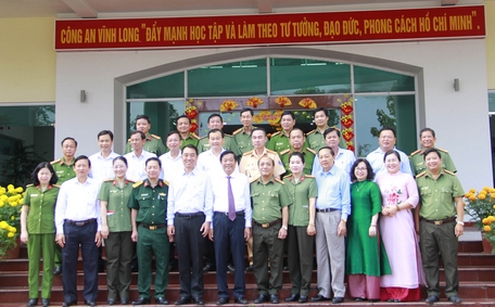 Lãnh đạo tỉnh chụp ảnh lưu niệm với các đồng chí trong Đảng ủy, Ban Giám đốc Công an tỉnh.