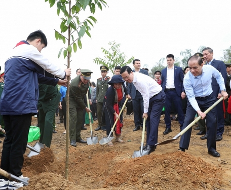 Chủ tịch nước Võ Văn Thưởng trồng cây ngay sau Lễ phát động “Tết trồng cây đời đời nhớ ơn Bác Hồ”.