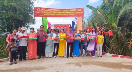 Lãnh đạo huyện cùng chính quyền địa phương và đơn vị tài trợ cắt băng khánh thành cầu Hòa Lợi.