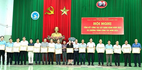 Đảng ủy Khối Cơ quan và Doanh nghiệp tỉnh khen thưởng các tổ chức đảng hoàn thành xuất sắc nhiệm vụ.