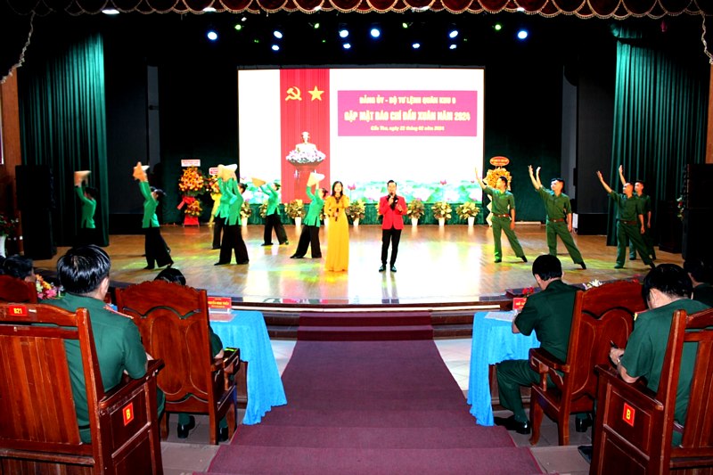 Văn nghệ chào mừng.
