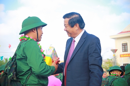 Nhiều năm liền, tỉnh Vĩnh Long giao quân đạt chất lượng, chỉ tiêu được giao. Trong ảnh: Ông Bùi Văn Nghiêm- Ủy viên BCH Trung ương Đảng, Bí thư Tỉnh ủy tặng quà tân binh tại lễ giao, nhận quân năm 2023.