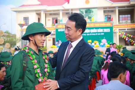 Chủ tịch UBND tỉnh- Lữ Quang Ngời tặng quà, động viên tân binh tại lễ giao, nhận quân năm 2023.