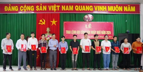Lễ trao lệnh gọi nhập ngũ tại xã, phường, thị trấn vào ngày 5/2.
