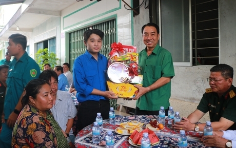 Chủ tịch UBND tỉnh- Lữ Quang Ngời trao quà cho tân binh.