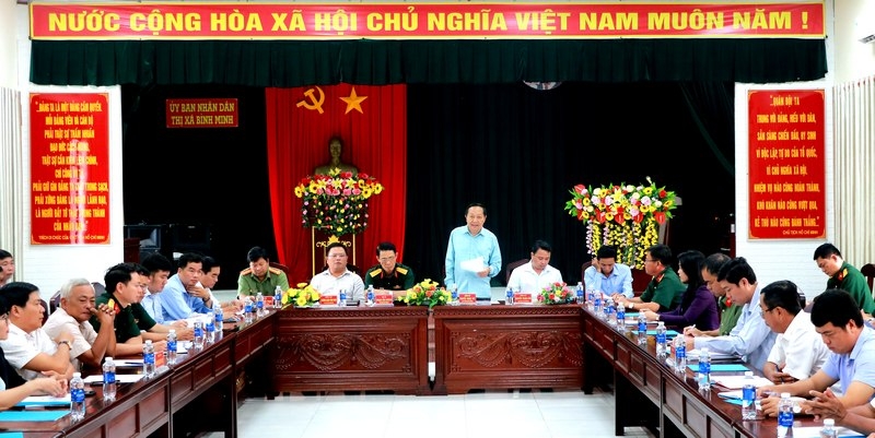 Phó Bí thư Thường trực Tỉnh ủy- Nguyễn Thành Thế và các thành viên của đoàn kiểm tra làm việc tại TX Bình Minh.