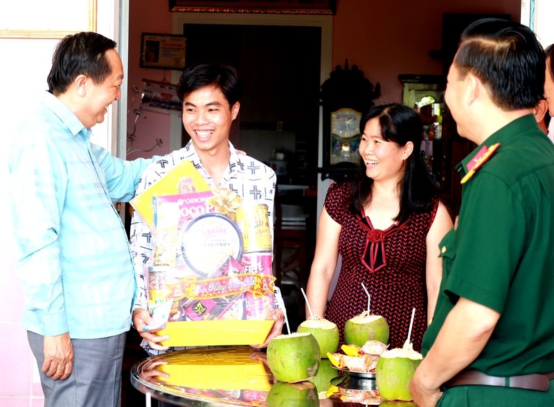  Phó Bí thư Thường trực Tỉnh ủy- Nguyễn Thành Thế thăm hỏi động viên, tặng quà gia đình tân binh Võ Thành Khải (ấp Sóc Ruộng, xã Tân Mỹ, huyện Trà Ôn).