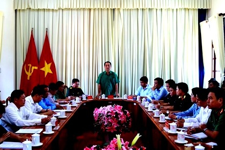 Chủ tịch UBND tỉnh- Lữ Quang Ngời và đoàn kiểm tra làm việc tại Hội đồng Nghĩa vụ quân sự huyện Vũng Liêm.