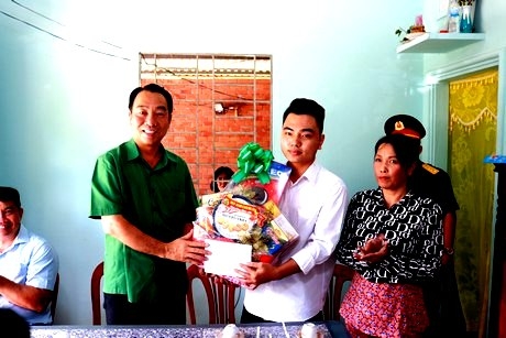 Chủ tịch UBND tỉnh- Lữ Quang Ngời tặng quà cho công dân trúng tuyển nghĩa vụ quân sự Võ Hoàng Anh (thị trấn Vũng Liêm).