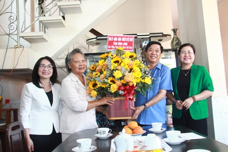  Lãnh đạo tỉnh đến thăm Dược sĩ Nguyễn Thị Thu Hiệp, nguyên Giám đốc Sở Y tế.