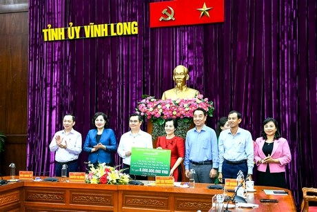 Ngân hàng Thương mại CP Ngoại thương Việt Nam trao tặng Vĩnh Long 8 tỷ đồng hỗ trợ kinh phí xây dựng mới trường tiểu học.