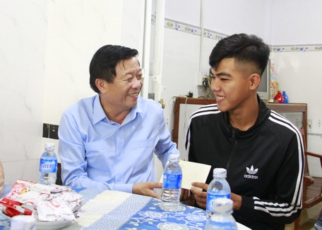 Bí thư Tỉnh ủy- Bùi Văn Nghiêm đến thăm, tặng quà tân binh Phạm Lê Minh Hoàng (Phường 8, TP Vĩnh Long).