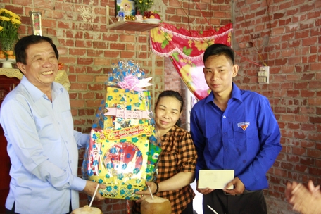 Bí thư Tỉnh ủy- Bùi Văn Nghiêm thăm, tặng quà gia đình tân binh Nguyễn Thanh Sang.