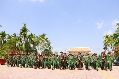 Tân binh huyện Long Hồ viếng Khu lưu niệm Chủ tịch Hội đồng Bộ trưởng Phạm Hùng.