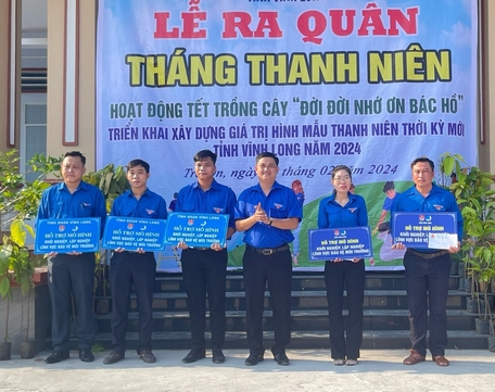 Anh Trần Công Khánh- Bí thư Tỉnh Đoàn Vĩnh Long trao bảng tượng trưng hỗ trợ mô hình khởi nghiệp, lập nghiệp lĩnh vực bảo vệ môi trường.
