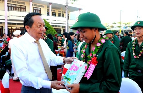 Phó Bí thư Thường trực Tỉnh ủy- Nguyễn Thành Thế tặng quà, động viên các thanh niên lên đường về đơn vị.