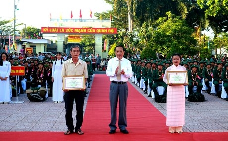 Phó Bí thư Thường trực Tỉnh ủy- Nguyễn Thành Thế tặng bằng khen cho 2 gia đình tiêu biểu.