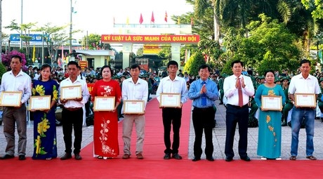 Bí thư Thành ủy- Bùi Văn Nở và Chủ tịch UBND TP Vĩnh Long- Đặng Văn Lượng tặng giấy khen cho các gia đình tiêu biểu.