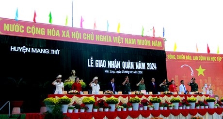 Đoàn chủ tịch tại lễ giao, nhận quân của huyện Mang Thít.