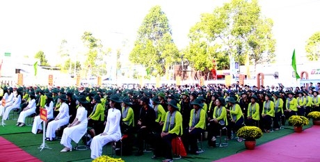 Tân binh và người thân tại lễ giao, nhận quân.