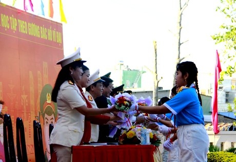 Các em thiếu nhi tặng hoa Đoàn chủ tịch.