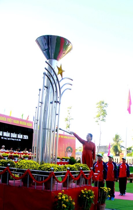 Bà Nguyễn Huỳnh Thu- Bí thư Huyện ủy Mang Thít thắp lửa truyền thống.