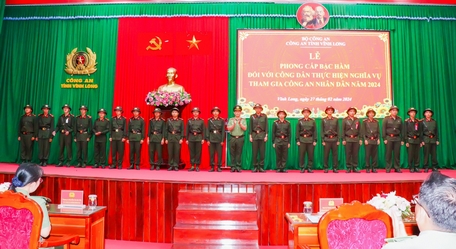 Đại tá Phan Ngọc Tính- Phó Giám đốc Công an tỉnh phong cấp bậc hàm cho công dân thực hiện nghĩa vụ tham gia Công an nhân dân năm 2024.