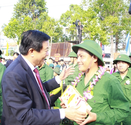 Bí thư Tỉnh ủy- Bùi Văn Nghiêm tặng quà cho tân binh huyện Mang Thít.    