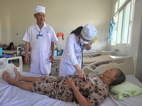 Tập thể y, bác sĩ TTYT huyện Mang Thít nâng cao chất lượng phục vụ, đáp ứng sự hài lòng của người bệnh.