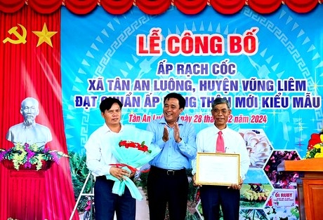 Ông Bùi Tấn Đảm- Chủ tịch UBND huyện trao bằng công nhận ấp Rạch Cốc đạt chuẩn NTM kiểu mẫu.