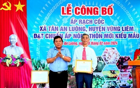 Ông Lê Anh Nghĩa- Phó Bí thư Thường trực Huyện uỷ trao giấy khen cho tập thể có thành tích đóng góp trong xây dựng ấp NTM kiểu mẫu.