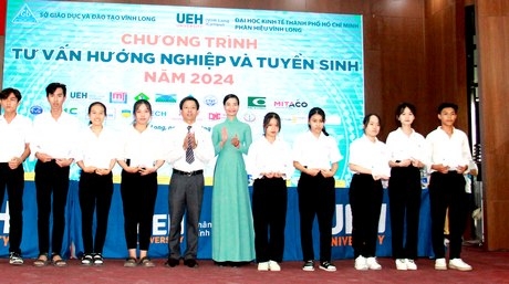 Dịp này, có 26 học sinh của 2 đơn vị tham gia chương trình được trao học bổng.