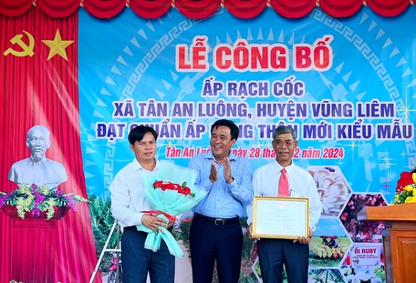 Ông Bùi Tấn Đảm- Chủ tịch UBND huyện trao bằng công nhận ấp Rạch Cốc đạt chuẩn NTM kiểu mẫu.