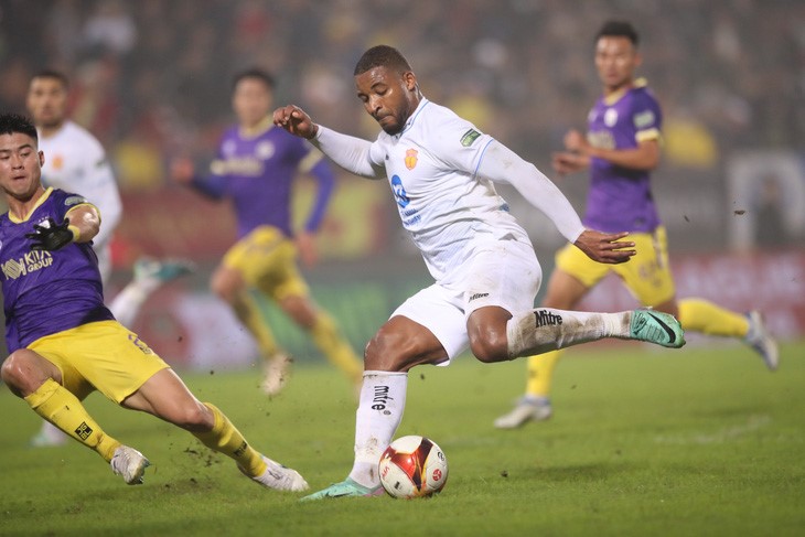 Pha solo vượt qua 2 hậu vệ và ghi bàn của Rafaelson giúp CLB Nam Định thắng 3-2 trước CLB Hà Nội ở vòng 11 V-League 2023 - 2024 tối 28/2 - Ảnh: NĐFC