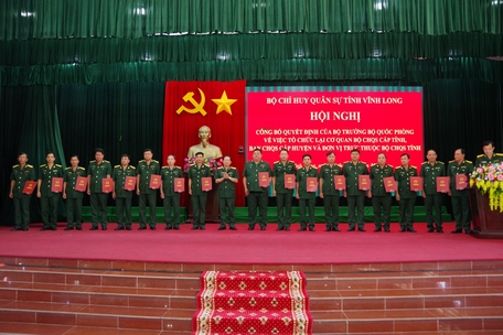 Đại tá Trần Minh Trang trao quyết định bổ nhiệm, điều động cho cán bộ sau khi sáp nhập tổ chức lại cơ quan, đơn vị.