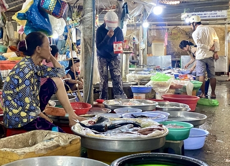 Hàng thủy sản tại chợ Long Châu (Phường 4, TP Vĩnh Long), người bán nhiều hơn người mua.