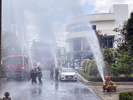 Lực lượng Cảnh sát PCCC và Cứu nạn cứu hộ, Công an tỉnh phối hợp lực lượng chữa cháy tại chỗ phun nước dập tắt nơi xảy ra cháy.