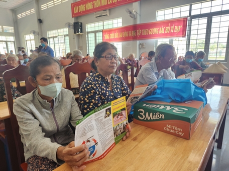  CDC tỉnh tuyên truyền phòng bệnh sốt xuất huyết tại xã Trung Thành, huyện Vũng Liêm.