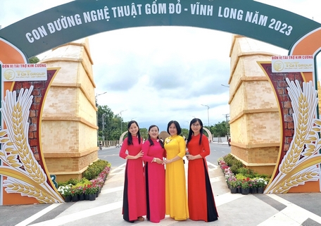 Phụ nữ Vĩnh Long hưởng ứng mặc áo dài.