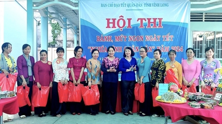 Phụ nữ Vĩnh Long mặc chiếc áo bà ba trong các hoạt động.