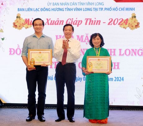Bí thư Tỉnh ủy- Bùi Văn Nghiêm trao bằng khen của UBND tỉnh cho các tập thể có nhiều đóng góp trong công tác an sinh xã hội của tỉnh.