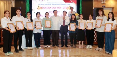 Bí thư Tỉnh ủy- Bùi Văn Nghiêm trao học bổng cho các sinh viên Vĩnh Long đang học tập tại TP Hồ Chí Minh.