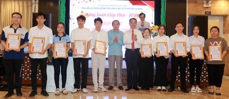 Phó Bí thư Thường trực Tỉnh ủy- Nguyễn Thành Thế và Chủ tịch UBND tỉnh- Lữ Quang Ngời trao học bổng cho các sinh viên Vĩnh Long đang học tập tại TP Hồ Chí Minh.
